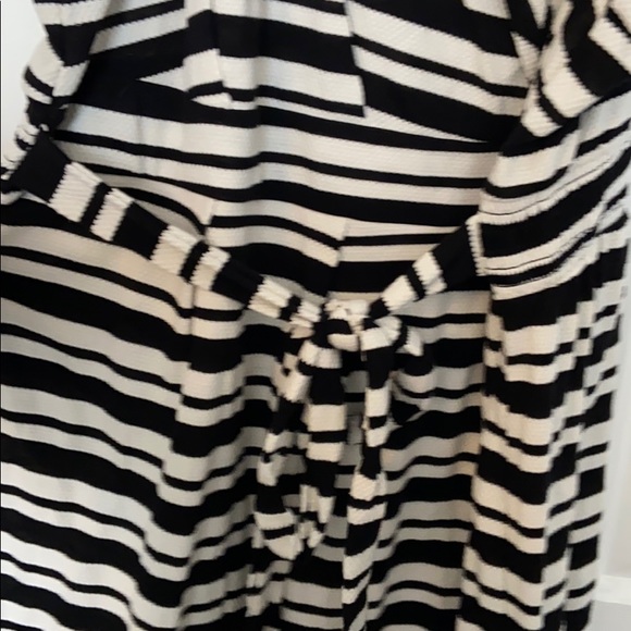 Universal Threads Black and white wrap dress - Picture 3 of 5